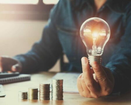 Eine Hand hält eine Glühbirne