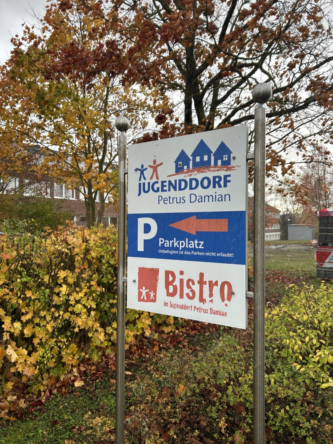 Schild vor einem Gebäude mit der Aufschrift Jugenddorf Petrus Damian