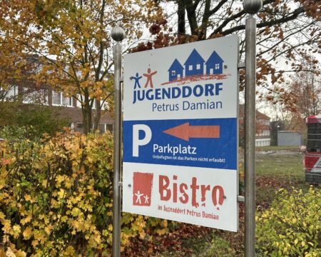 Schild vor einem Gebäude mit der Aufschrift Jugenddorf Petrus Damian