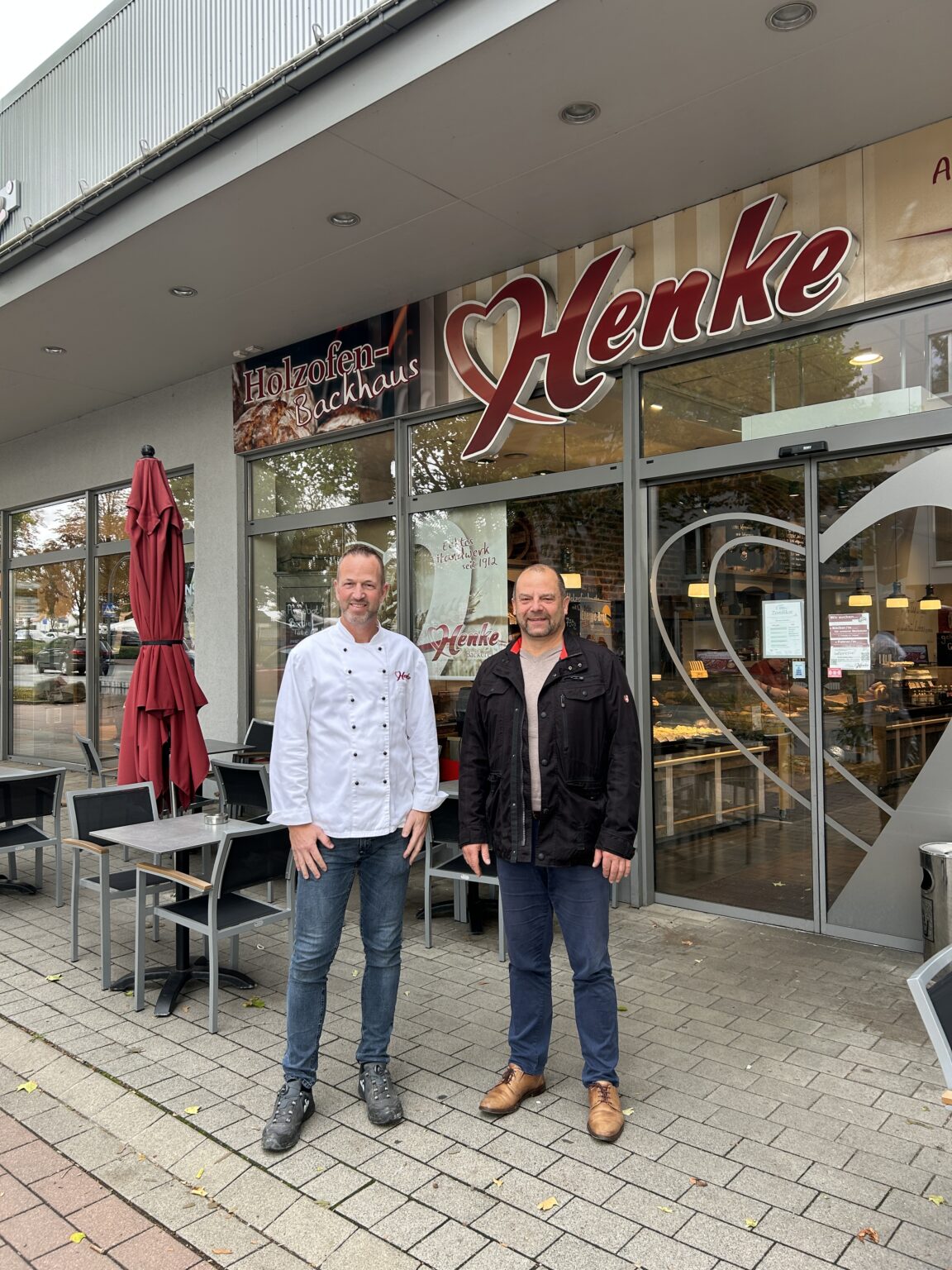 Zwei Personen stehen vor einer Bäckerei