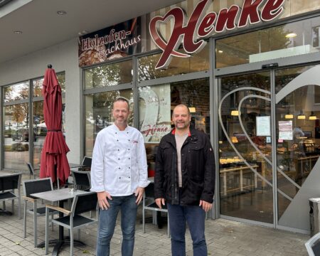 Zwei Personen stehen vor einer Bäckerei