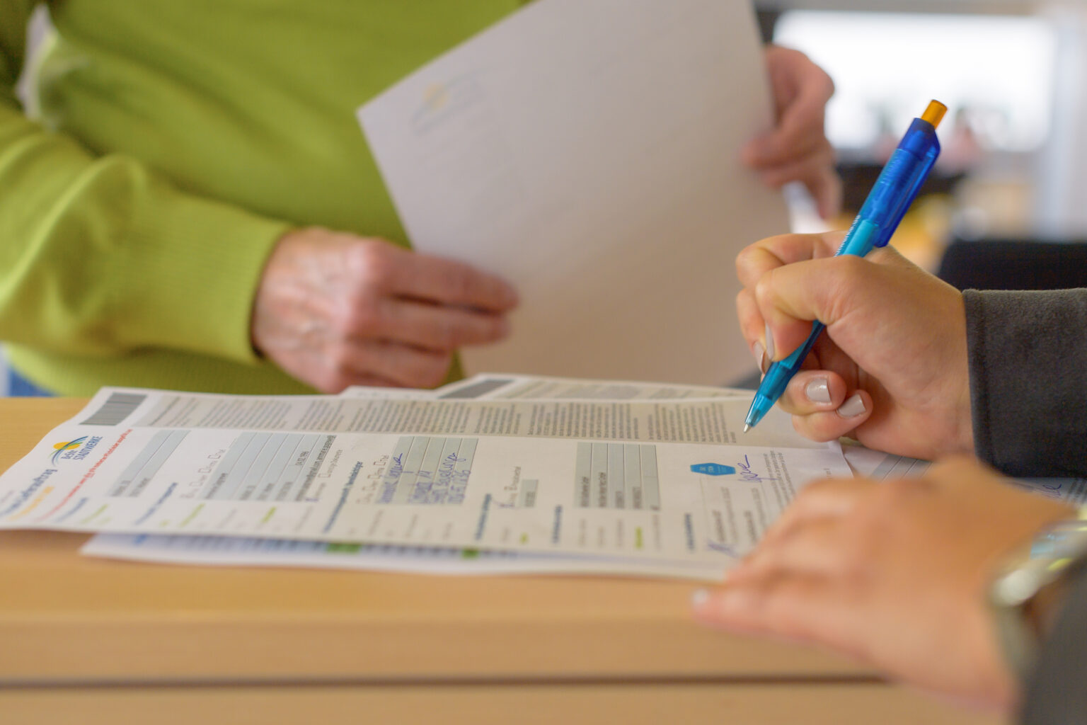 Es wird ein Vertrag unterschrieben