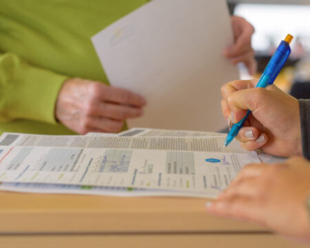 Es wird ein Vertrag unterschrieben