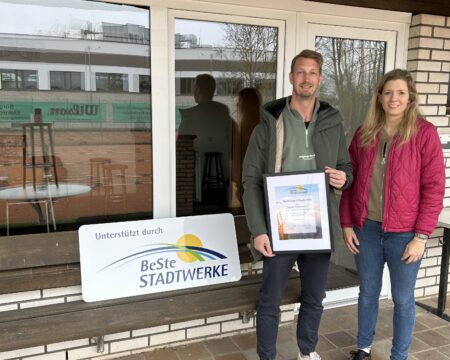 Ein man uns eine Frau stehen vor einem Gebäude