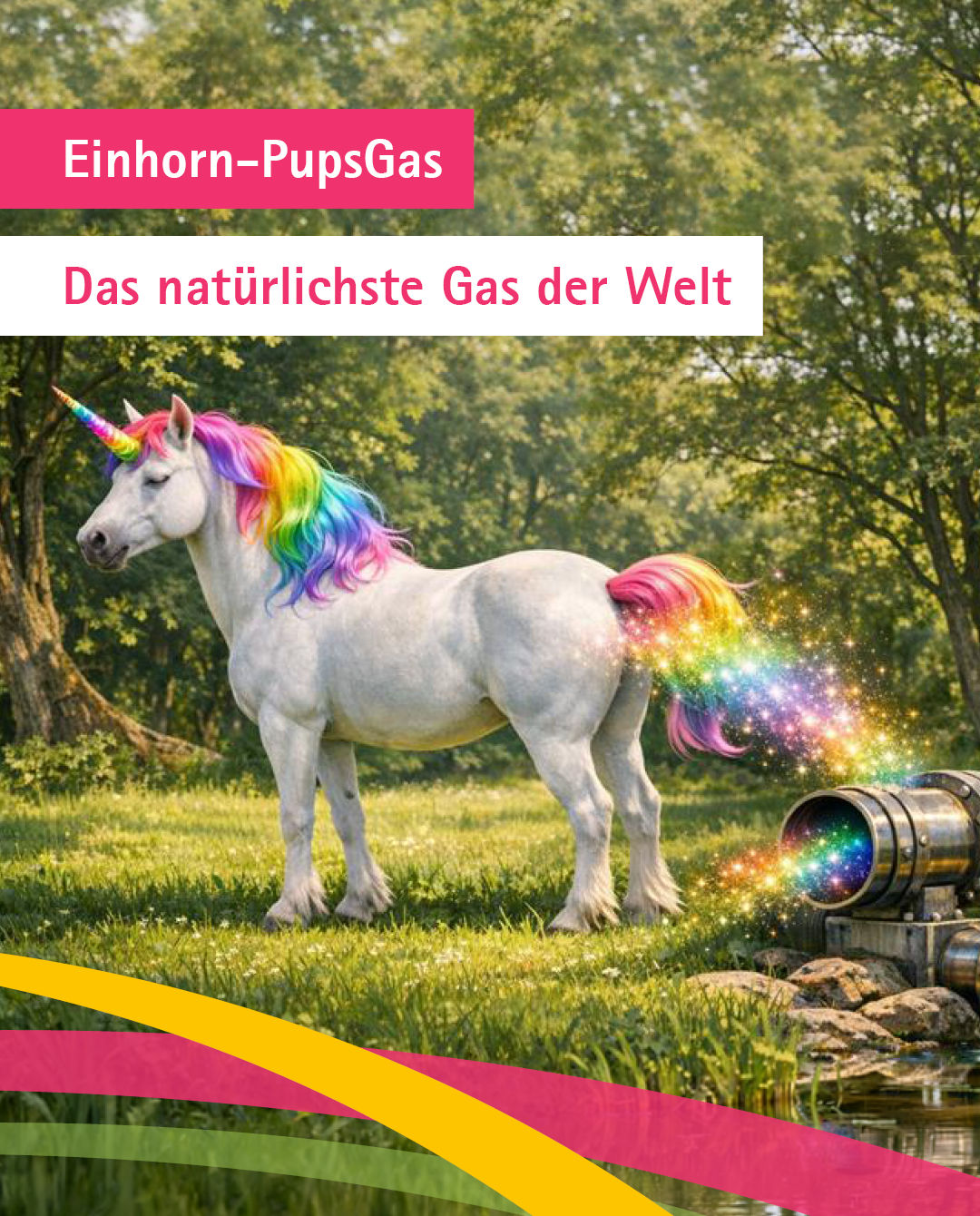 Ein weißes Einhorn mit Regenbogen-Mähne und Schweif steht auf einer Wiese im Wald