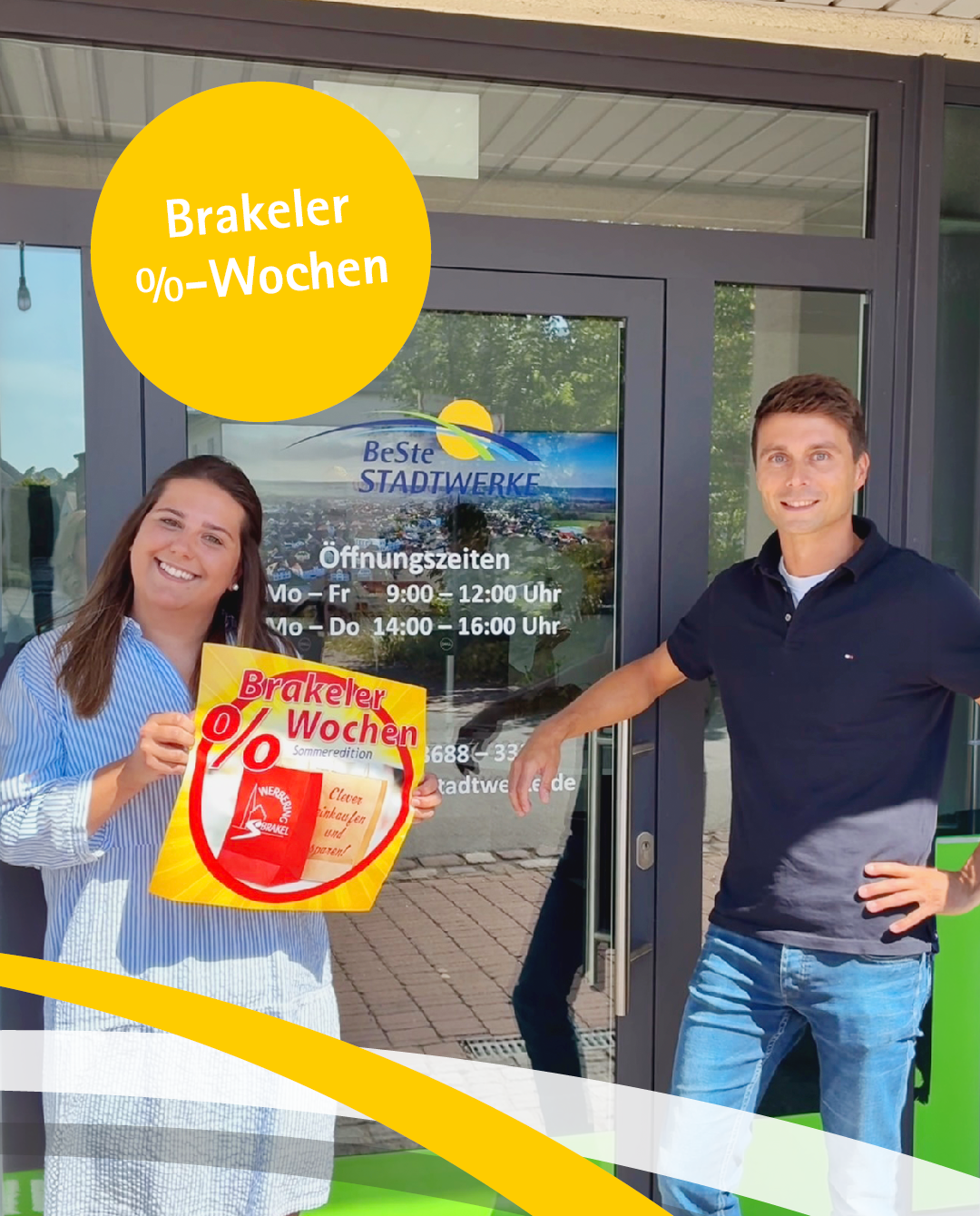 Eine Frau und ein Mann stehen vor der Eingangstür unseres Kundenbüros. Die Frau halt ein Plakat in der Hand