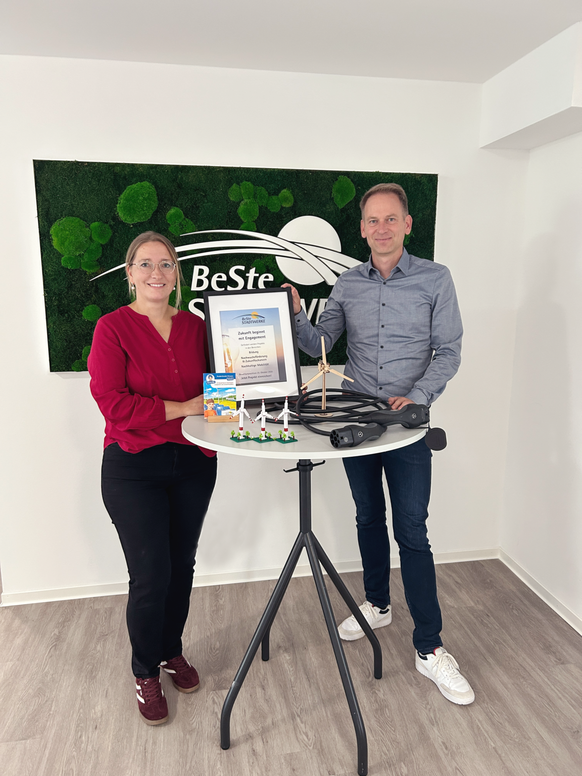 Zwei Personen stehen an einem Stehtisch