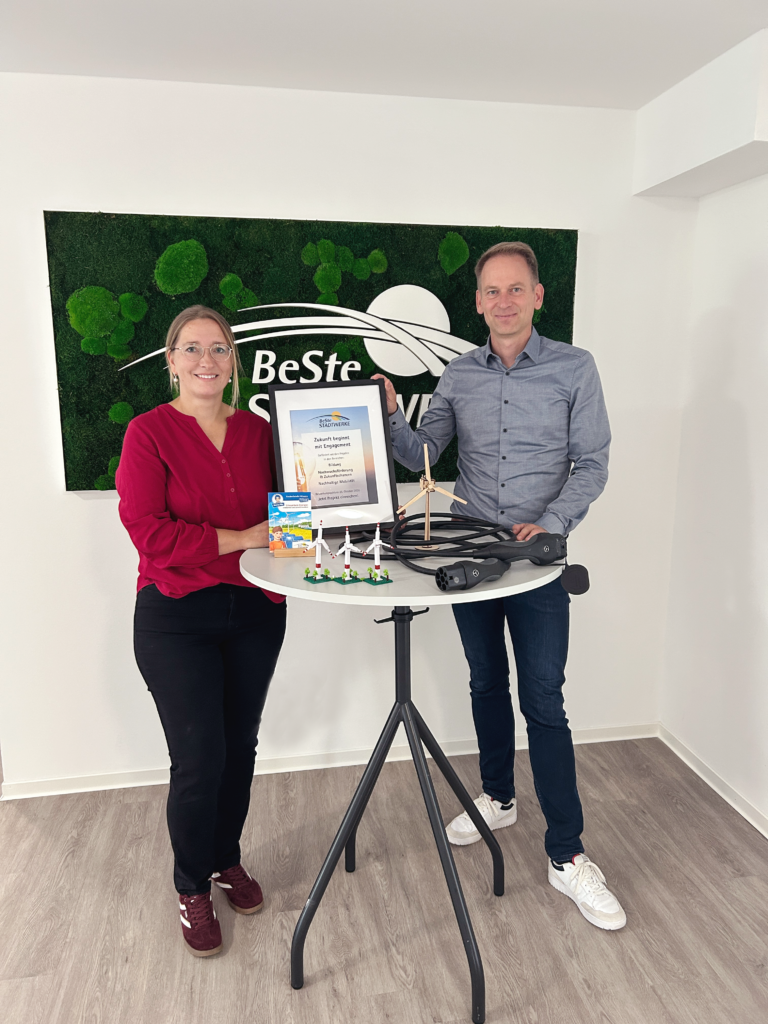 Zwei Personen stehen an einem Stehtisch